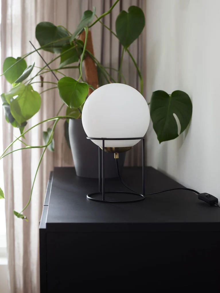elegancka, nowoczesna lampa komodowa
